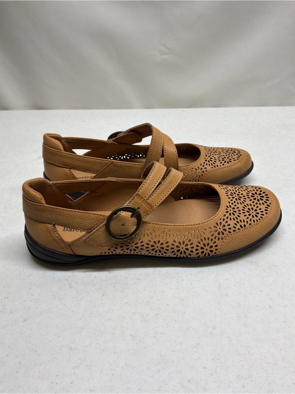 Beartraps Tan Color Garmyn Flats Women's Size 6M NWOT